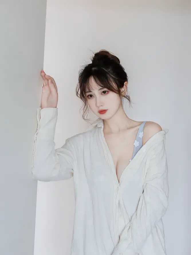 亚洲国产成人久久综合三区：婷婷综合久久中文字幕与精品伊人久香线蕉解析